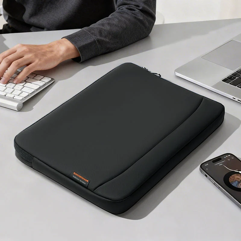 LINEAR: Schützende Laptop-Hülle mit Polsterung