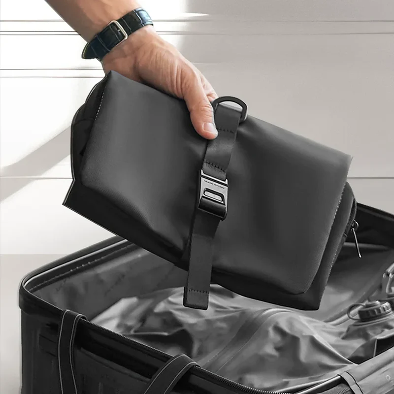 LUCA: Multifunktionale Kosmetiktasche für die Reise