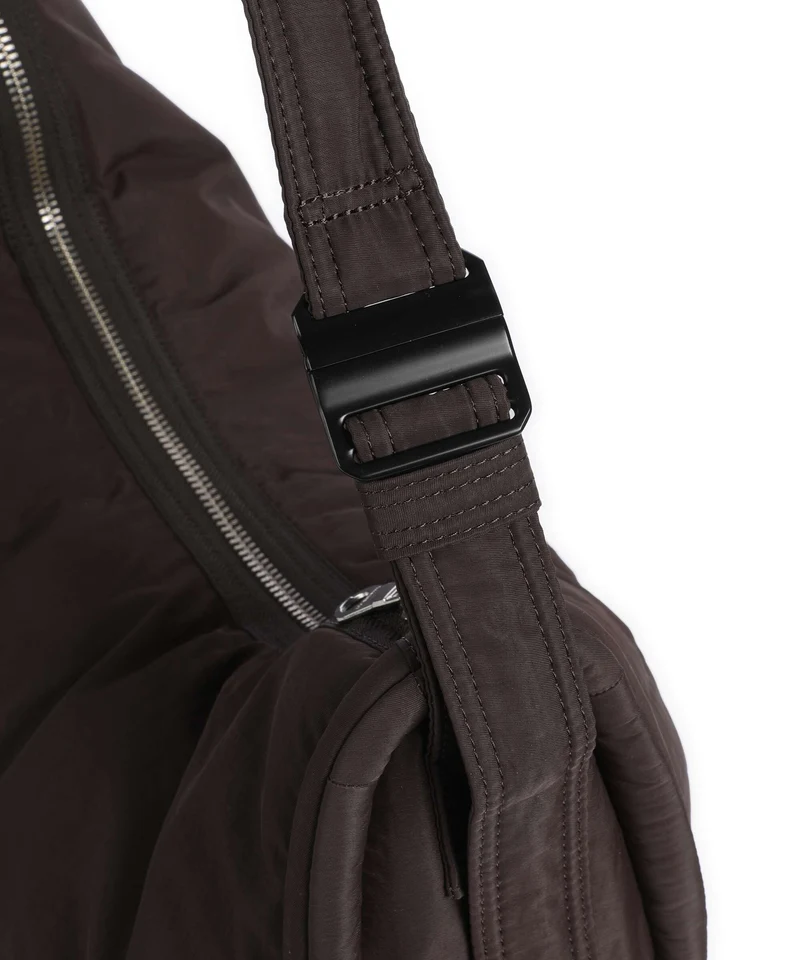 Sandqvist Curve L Beuteltasche dark brown