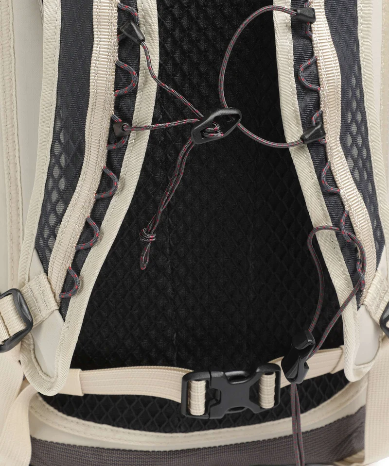 Klättermusen Fjörm 18 Trekkingrucksack silver creme