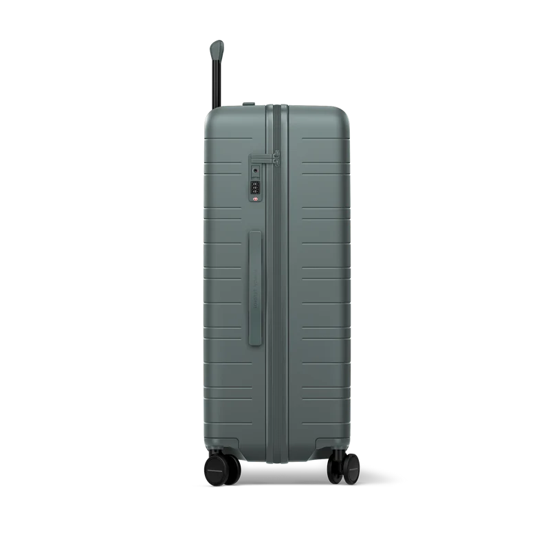 H7 Essential / Pine Green / Premium Hard Shell / Check-In Size L / Essential