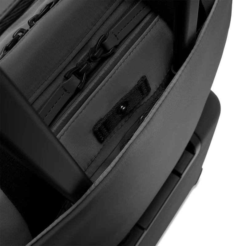 Gion Briefcase / All Black / Recycled Nylon